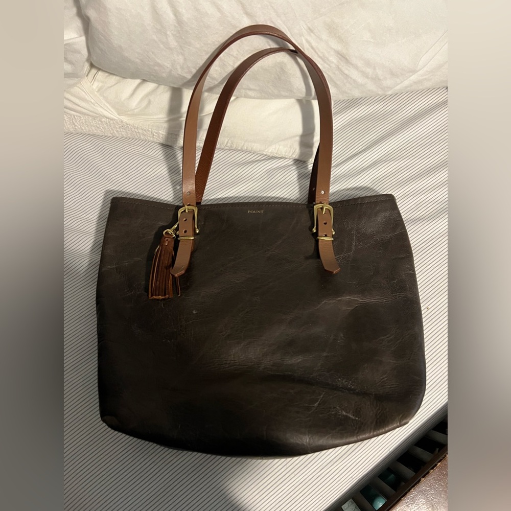 FOUNT bell field tote, with tassel and toggle keychains